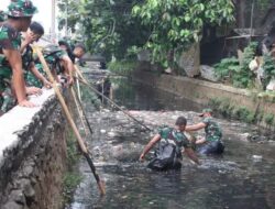 TNI AU Turut Mensukseskan HUT ke-79 Giat Karya Bakti Membersihkan Sungai Ciliwung