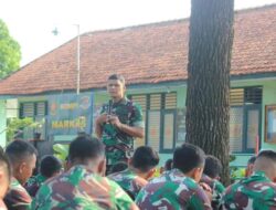 Komandan Yonbekang 1 Kostrad Berikan Apresiasi kepada Anggota Berprestasi dalam Jam Komandan