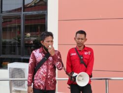 Aksi Damai Di PN Singkawang Oleh Serikat Buruh Kerakyatan (SERBUK), Minta Keadilan Terkait Kasus Pencabulan