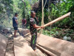 Satgas Yonzipur 5/ABW Bersama Warga Memperbaiki Geladak Lantai Pos Terbuat Dari Papan Kayu