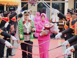 Kapolres Baru Langsung Disambut Dengan Tradisi Adat dan Pedang Pora di Polres Ketapang 