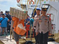 Pantau Langsung Tim Polres Karimun Pengamanan Penumpang Km. Kelud Pelabuhan Domestik Dan Internasional