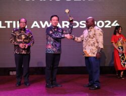 Menteri Hak Asasi Manusia Natalius Pigai serahkan Penghargaan Kepada Pj. Bupati Pringsewu 