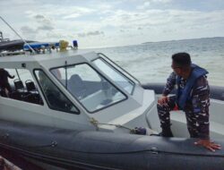 Tim SAR Lanal DBS Melaksanakan Pencarian Penyisiran di Perairan Sebayur dengan Menggunakan RHIB Trimaran