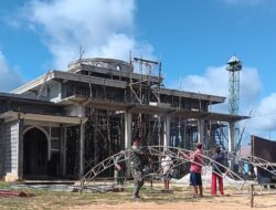 Peduli Tempat Ibadah, Babinsa Ipuh Bangun Jaya Bersama Warga Bersihkan Masjid Al Muhajirin