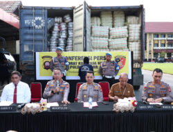 Polda Kalbar Amankan Empat Kontainer  Pakaian Bekas Impor Kerugian Negara Senilai 7,3 Milyar