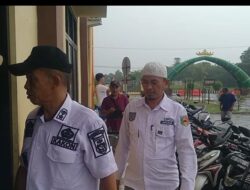 Didampingi DPK Apdesi beserta Puluhan Aparatur Pekon di Kecamatan Pugung, Keluarga Korban Pengeroyokan buat Laporan di Polres Pringsewu.