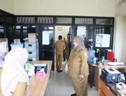 Hari Pertama Berkantor, Wabup Pringsewu Silaturahmi Dengan Pegawai Sekretariat 