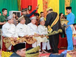 Bupati Asmar dan Wabup Muzamil DiTepuk Tepung Tawari Oleh LAM Riau