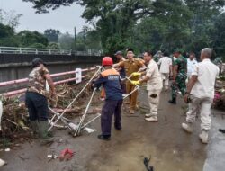 Bainstrahan Kemhan Memimpin Langsung Pemberian Bantuan kepada Masyarakat Desa Leuwi Liang
