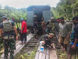 Satgas Yonif 503 Kostrad Perbaiki Jembatan Kesejahteraan Masyarakat