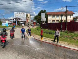 Petugas Pos Yan Ops Ketupat Sekadau,Melaksanakan Pembersihan Tumpahan Solar di Jalan