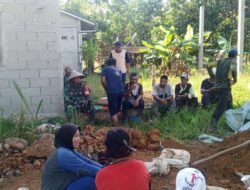 Babinsa dan Petani Gotong Royong Perbaiki Jalan Menuju Sawah di Kelurahan Setapuk Kecil.