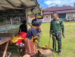 Prajurit Yonif 501 Kostrad Bagikan Ketupat dan Opor Ayam Gratis di Kampung Imsun Masih Lebaran