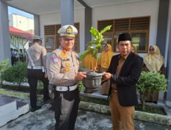 Kasat Lantas Serahkan Bibit Pohon Dalam Upaya Pelestarian Lingkungan Di SMP N I Selatpanjang