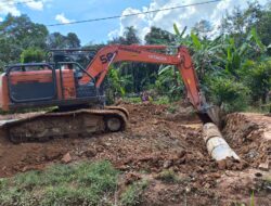 Kegiatan Satgas TMMD ke-124 Kodim 1204/Sanggau Bersama Warga Perbaikan Gorong-gorong