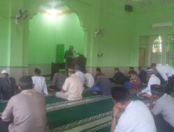 Sertu Hendri Babinsa Koramil 04/SKT  Jadi Khatib dan Imam Sholat Jum’at, Angkat Tema Santuni Anak Yatim.