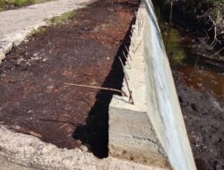 Untuk Mencegah Erosi Pemdes Tanjung Peranap Bangun Turap Beton Bibir Parit Jalan Pelajar
