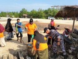 Danposal Selatpanjang Pimpin Bersih-bersih Pantai Dorak