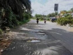Warga Kecewa:  Jalan Sosok LIntas Nasional Baru diperbaiki Sudah Rusak, Telan Dana Proyek Rp 5,8 Milyar