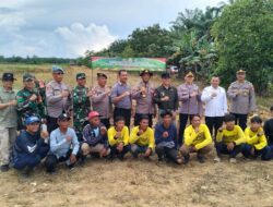 Kapolsek Selatan Dan Camat Singkawang Selatan Melakukan Penanaman Jagung Hibrida Kuartal lll Dan Pembinaan Poktan Dalam Rangka Program Ketahanan Pangan