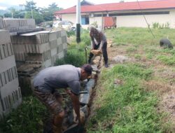 Kapolsek Singkawang Selatan Turun Tangan Langsung Saat Pembangunan Pagar Polsek