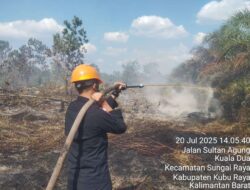 Satbrimob Polda Kalbar kembali bergerak cepat melakukan pemadaman api dilahan kosong yang ada di Kabupaten Kubu Raya.