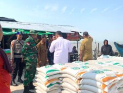 Pastikan Aman dan Tepat Sasaran Babinsa Koramil 1209-03/Sungai Raya Kawal Pendistribusian Bantuan Beras