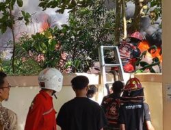 Sijago Merah Lalap 2 Rumah Habis Terbakar, Puluhan Mobil Damkar diturunkan Lokasi