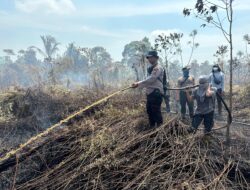 Tim Gabungan Lakukan Pendinginan Karhutla Di Desa Tanjung Peranap