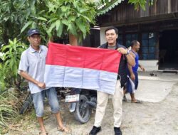 Polres Sambas Bagikan Bendera Merah Putih Kepada Nelayan di Kecamatan Jawai Sambut HUT RI ke-80
