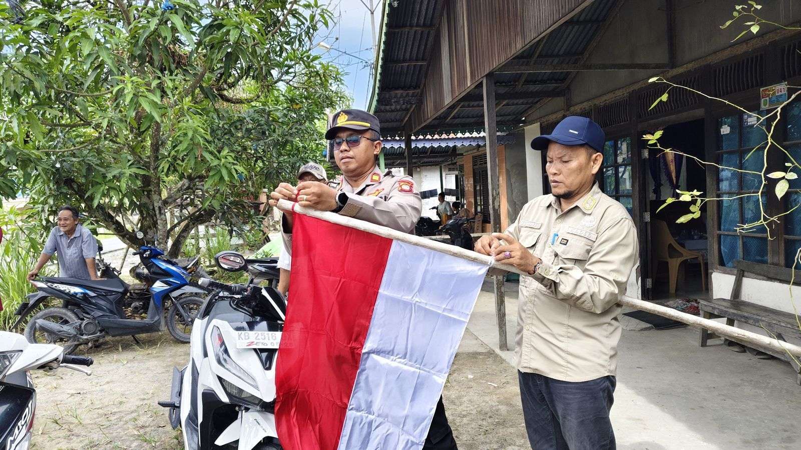 Polres Sambas Bagikan Bendera