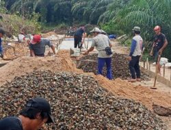Gotong Royong Satgas TMMD Reg Ke-125 dan Warga Berbuah Manis, Progres Rabat Beton Di Jalan Gambir Hampir Selesai.