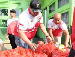 Dansubdenpom XII/1-1 Bagikan 300 Paket Sembako Kepada Warga Yang Membutuhkan