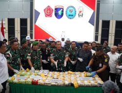 Satgas Yonarhanud 1/PBC Kostrad Berhasil Cegah Masuknya Narkoba, Pangdam XII/Tpr Serahkan 63 Kilogram Sabu dan Pelaku ke BNNP Kalbar