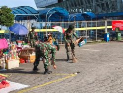 Yonarmed 11 Kostrad Gelar Aksi Bersih-Bersih di Pelabuhan Semayang Balikpapan