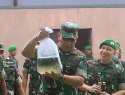 Pangdam XII/Tpr Melakukan Penebaran Bibit Ikan lele dikolam Terpal dan Meninjau Pembangunan Sarana Yon TP 832/P 