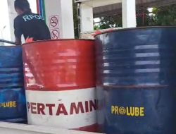 Aksi Seorang Ibu Geram:  Antrian di SPBU Mengunankan Mobil Pickup Membawa Drum