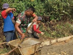 Kodim 1209/Bengkayang Dan Warga Laksanakan Goro Karya Bakti Pengecoran Jalan 