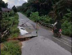 Jembatan Di Dusun Marong, Tepatnya Di Ruas Jalan Ledo-Subah-Sambas Mengalami Rusak Parah