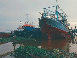 Diduga Kapal Tambat Ilegal di Bantaran Sungai Kapuas, Pengawasan KSOP dan Syahbandar Dipertanyakan