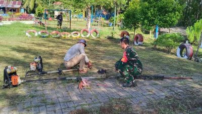 Babinsa Turun Langsung, Sampah di Kawasan Wisata Mangrove Kuala Dibersihkan.