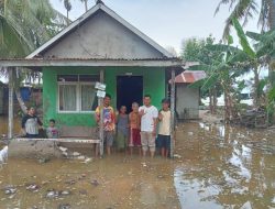 Pemukiman Penduduk Desa Kalimantan Paloh Tergenang Air Asin