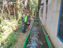 Perkuat Ketahanan Pangan, Babinsa Selakau Tua Dampingi Peternak Ikan