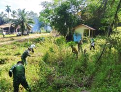 Sambut Tradisi Naik Dango, Kodim 1209/Bengkayang Gelar Karya Bakti di Rumah Adat Samalantan