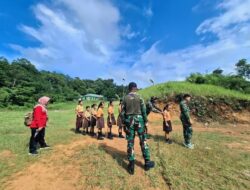 Cara Unik Satgas Yonarhanud 1/PBC/1 Kostrad Didik Kepemimpinan Anak SD di Perbatasan