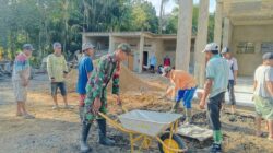 Dekat Dengan Warga Babinsa Koramil 03/Tebas Bersama Warga Gotong Royong Siapkan Tempat Pengecoran Halaman Musholla
