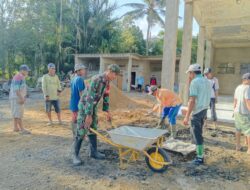 Dekat Dengan Warga Babinsa Koramil 03/Tebas Bersama Warga Gotong Royong Siapkan Tempat Pengecoran Halaman Musholla