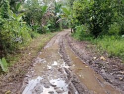 Akses Utama Warga Rusak Sejak Puluhan Tahun, Anak Sekolah Jadi Korban”