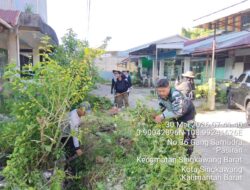 Babinsa Bersama Warga Bersihkan Drainase Demi Cegah Genangan dan Banjir